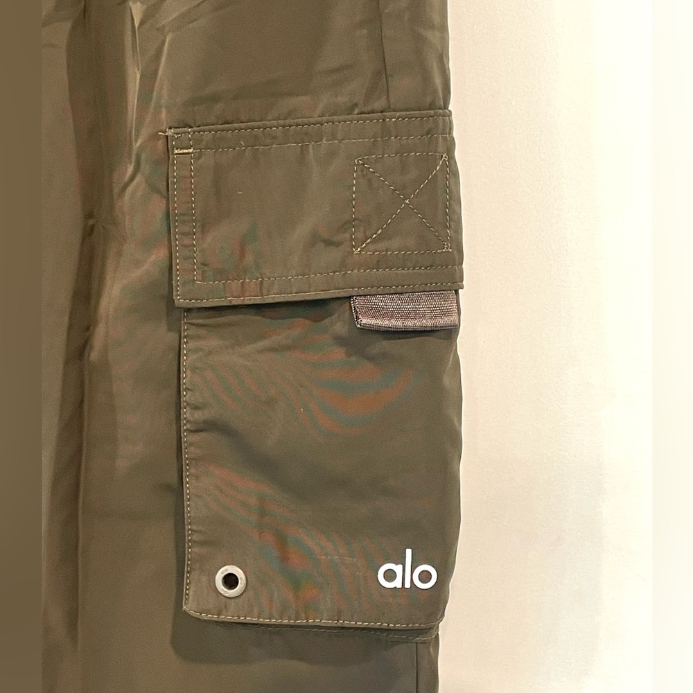 ALO Yoga It Girl Olive Cargo Warm Up pants, XXS (fits like XS) EUC - Picture 6 of 10